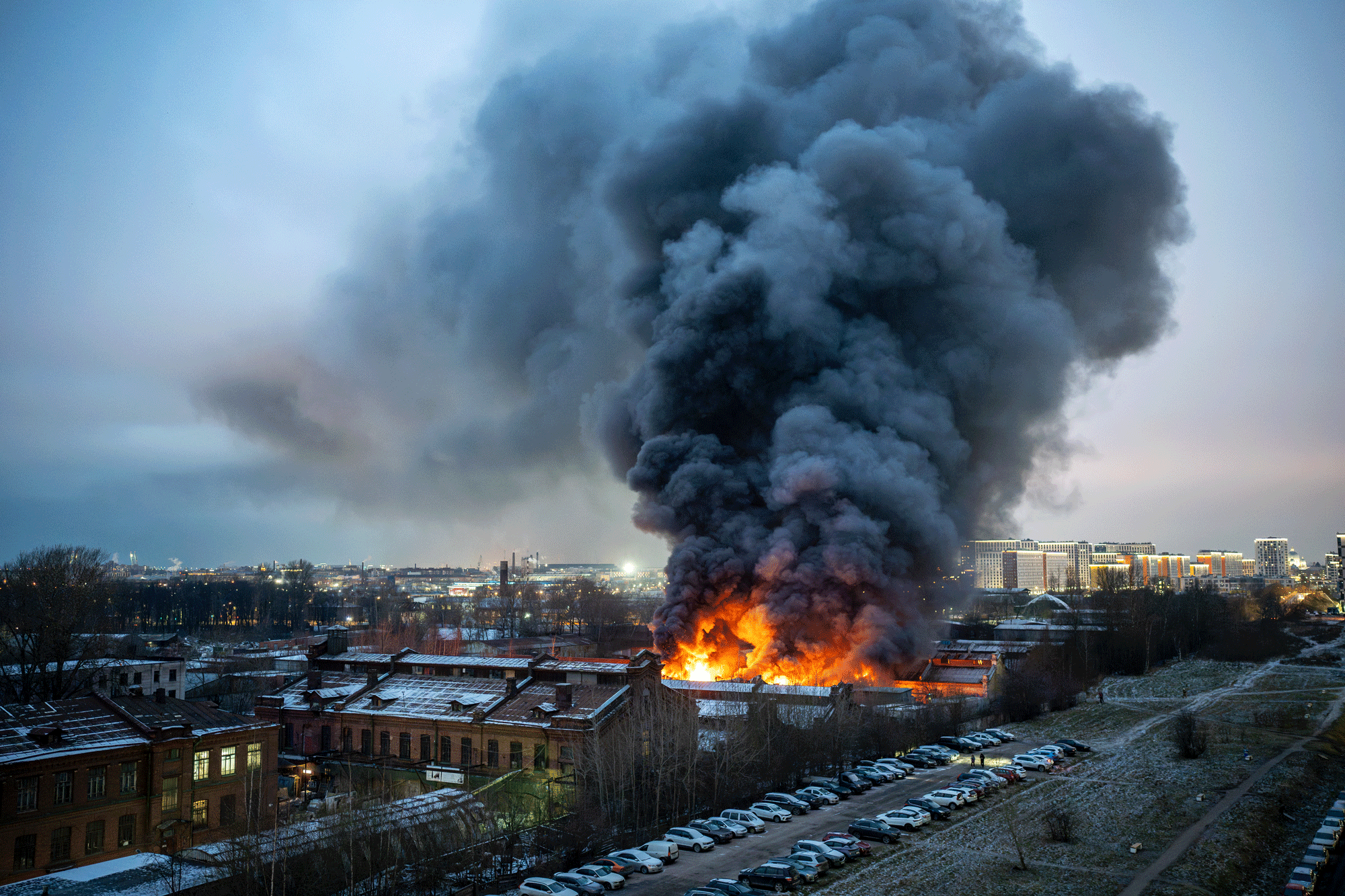 Versicherung für Arbeit und Reisen in der Ukraine 10 Ein Lagerhaus in Uraine steht in Flammen, aus dem schwarzer Rauch aufsteigt